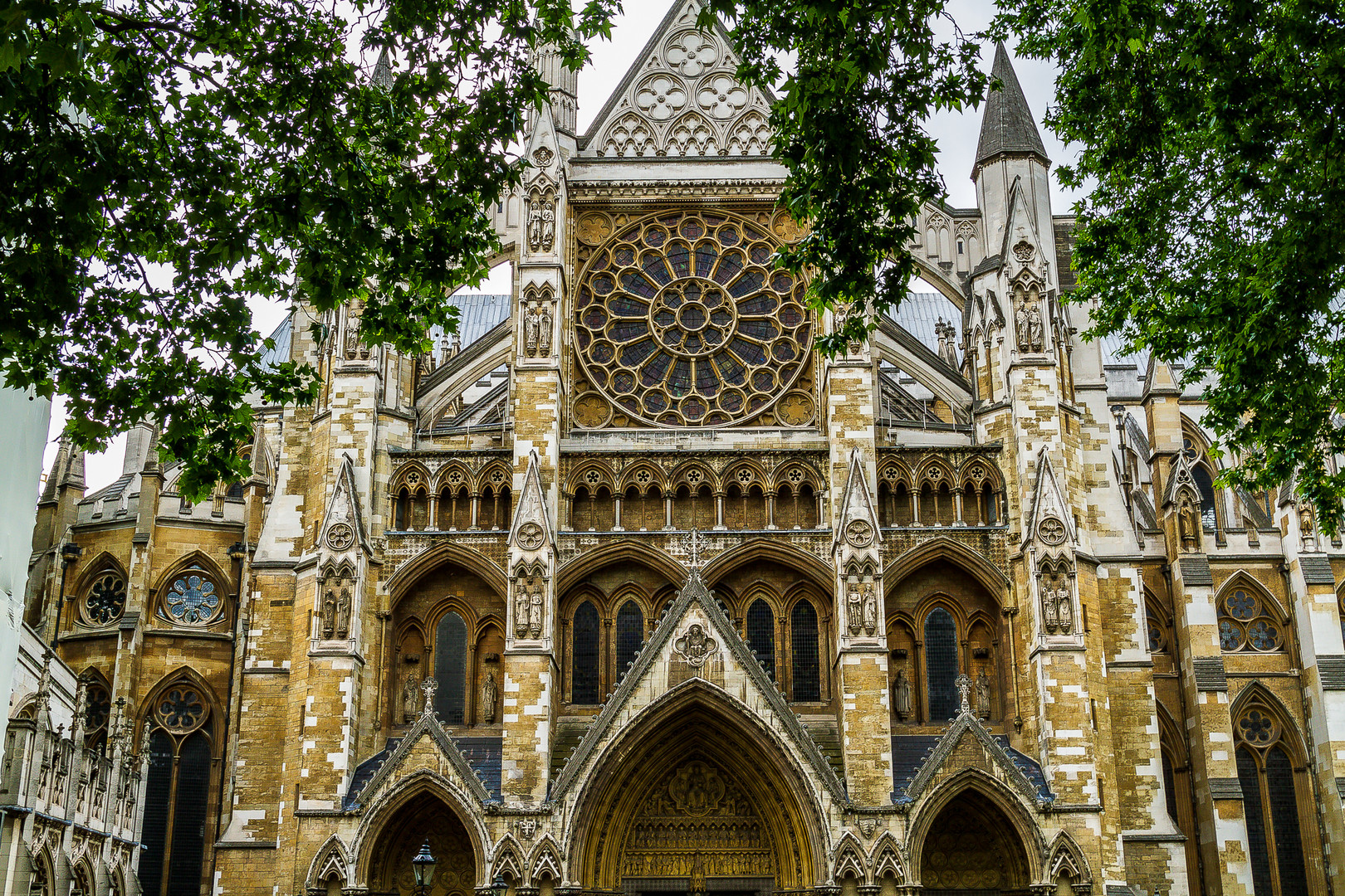 Westminster Abbey hinter Bäumen 