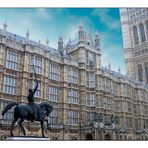 Westminster Palace mit Reiterstatue Richard  Löwenherz und angrenzendem Victoria Tower