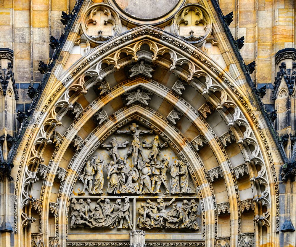 Westportal mit Tympanum