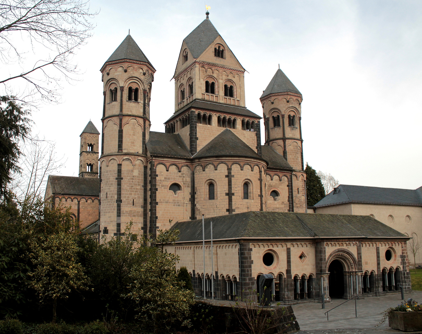 Westseite der Abteikirche der Benediktinerabtei Maria Laach