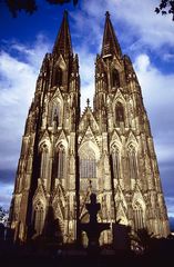 Westseite Kölner Dom bei Tag