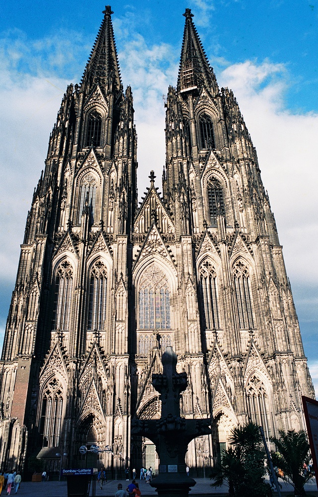 Westseite Kölner Dom bei Tag