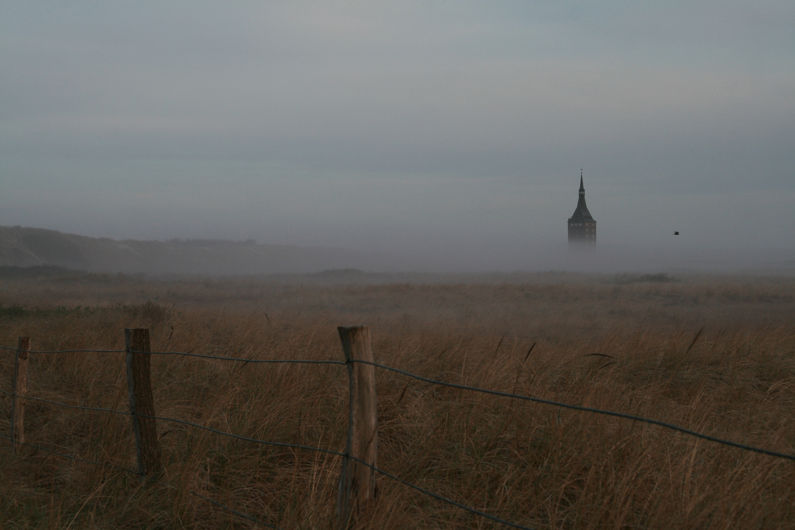 Westturm von Wangerooge im Nebel