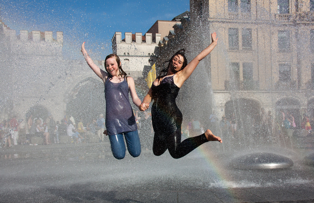 Wet jump sommerliche Abkühlung im Stachusbrunnen München