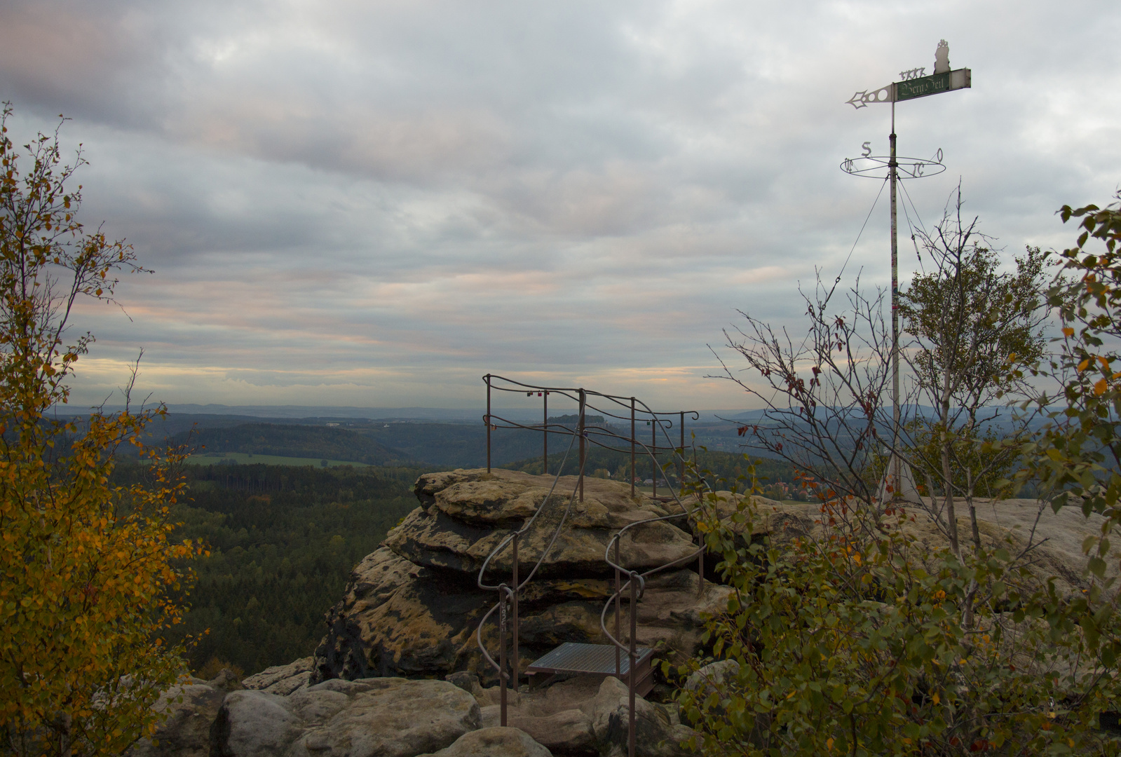 Wetterfahne auf dem Gohrisch mit dem Gipfel Gruß - Berg Heil -