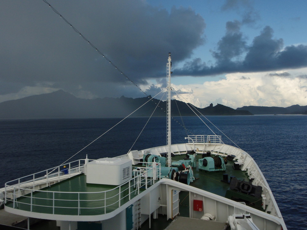 Wetterfront über Huahine - links Regenschauer; rechts Sonne