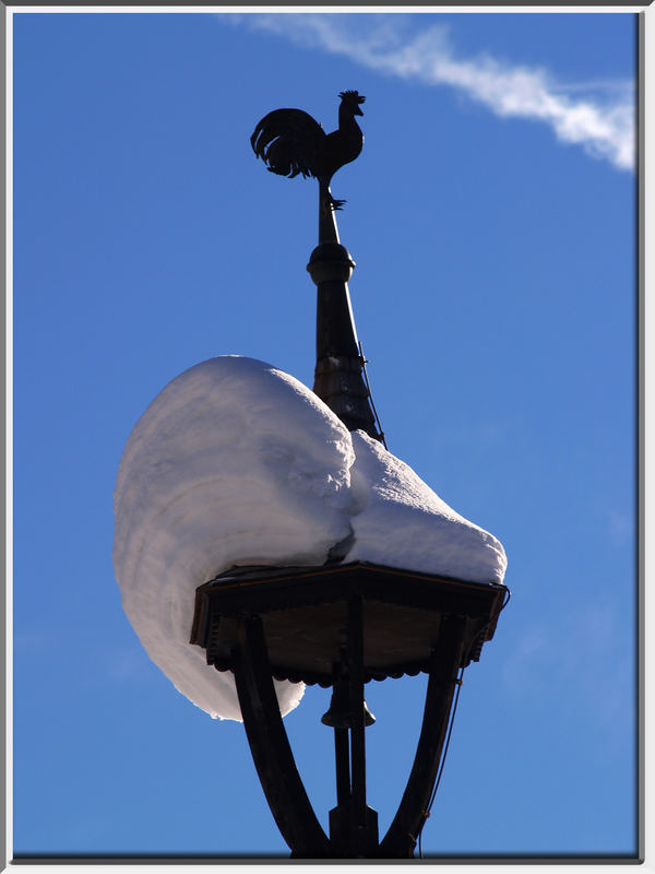 Wetterhahn im Schnee