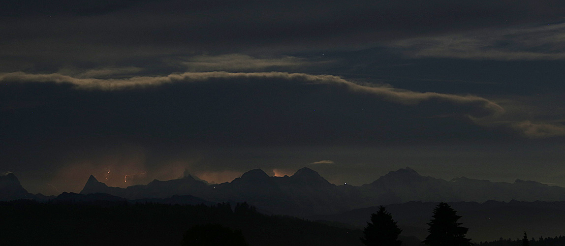 Wetterleuchten über den Berner Alpen