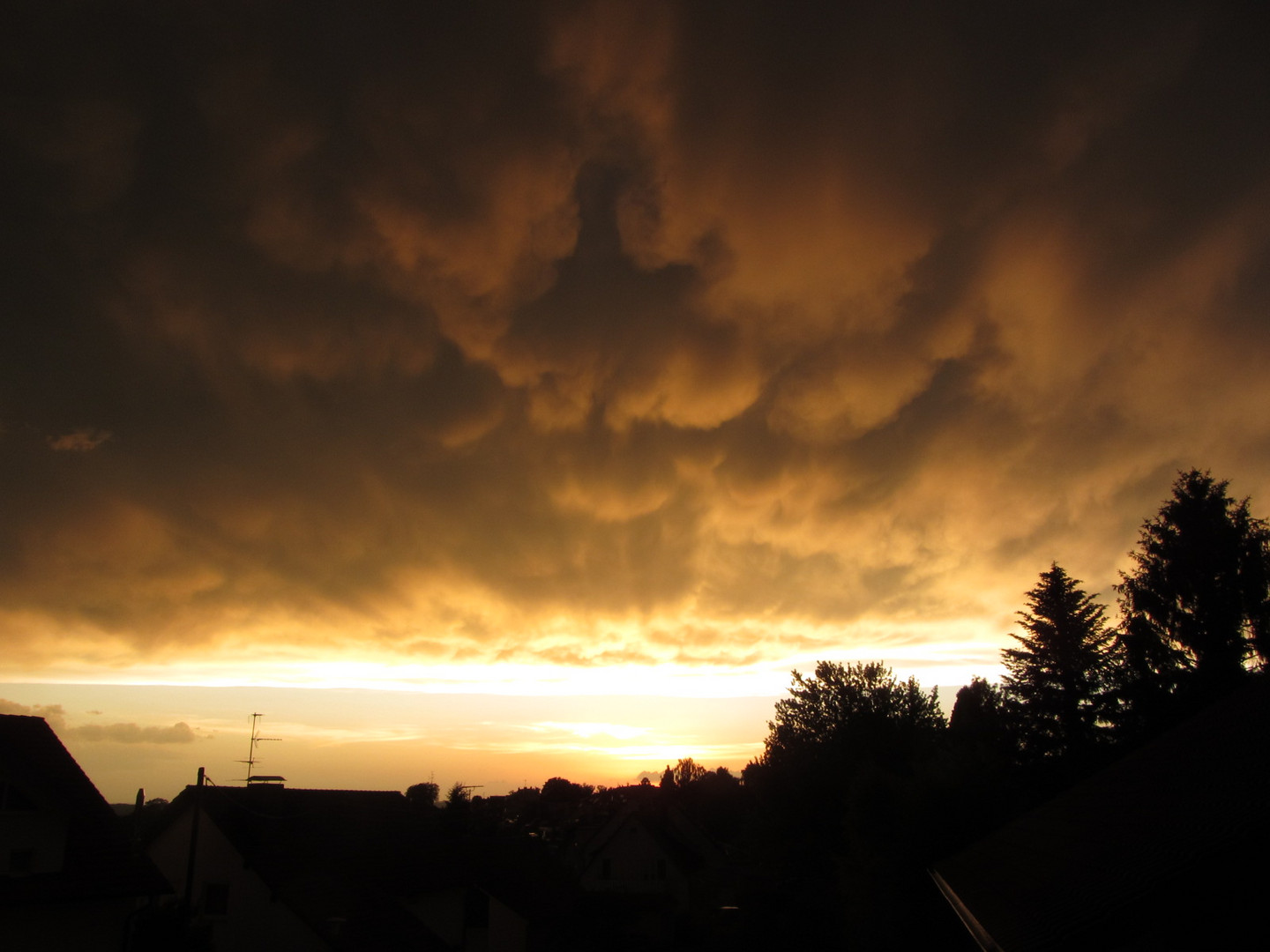 Wetterleuchten und Sonnenuntergang am Bodensee