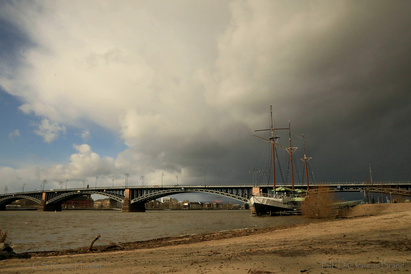 Wetterscheide zwischen Wolkenbruch und Sonnenschein