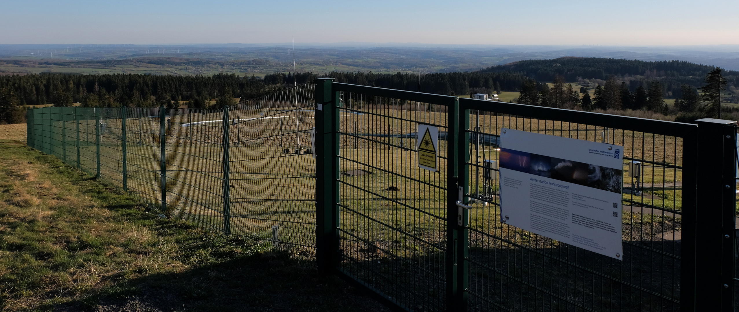 Wetterstation Hoherodskopf mit Blick auf Frankfurt Skyline