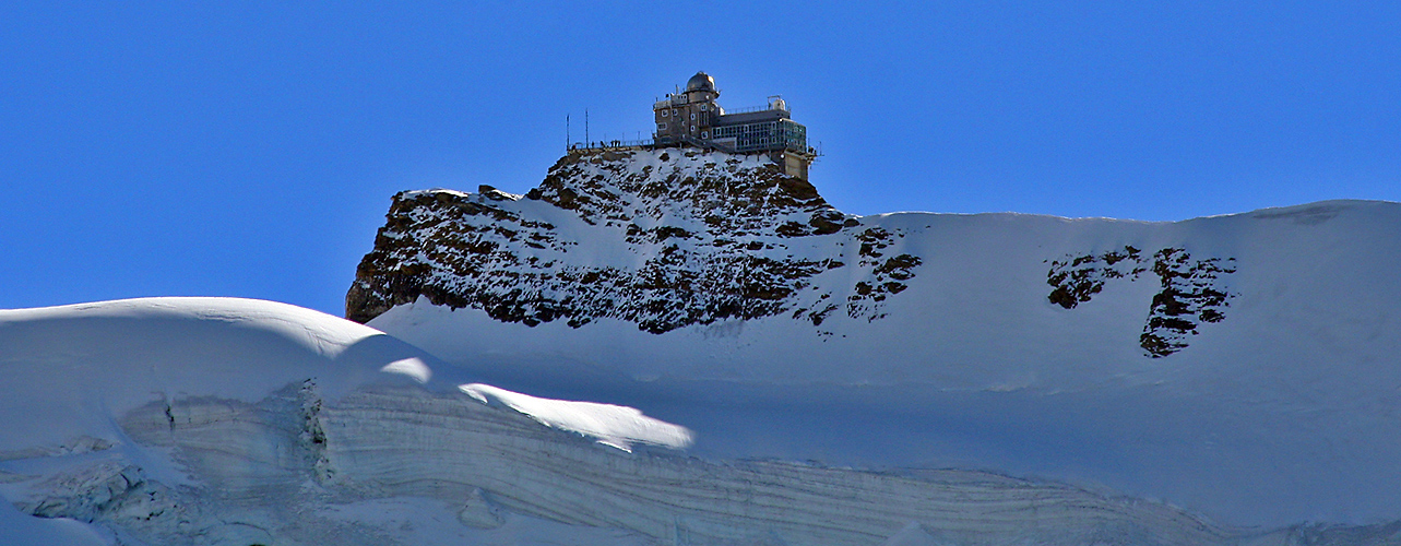 Wetterstation und Aussichtplattform auf dem Jungfraujoch von der Scheideg aus