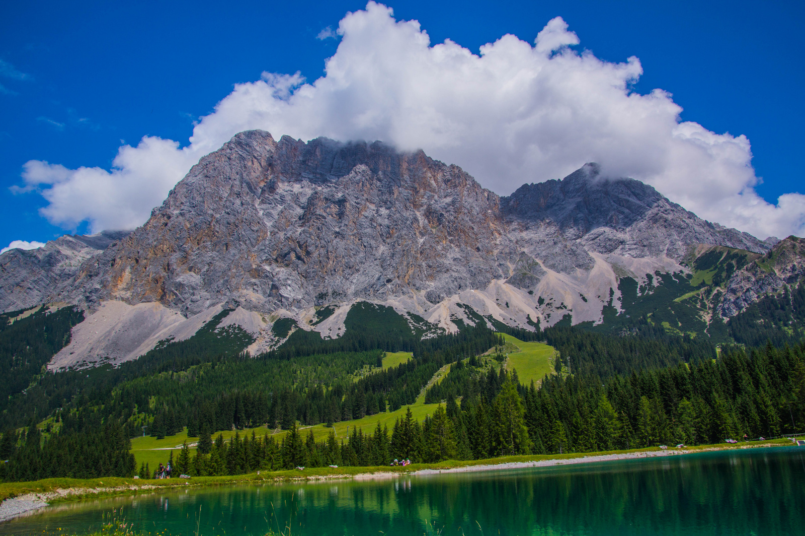 Wettersteingebirge mit Almsee