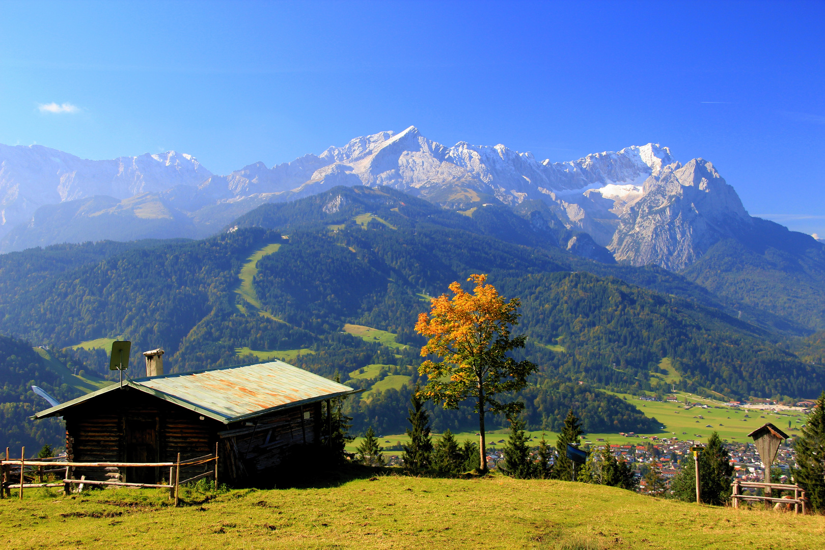 Wettersteingebirge mit Alp- und Zugspitze hoch über Garmisch-Partenkirchen