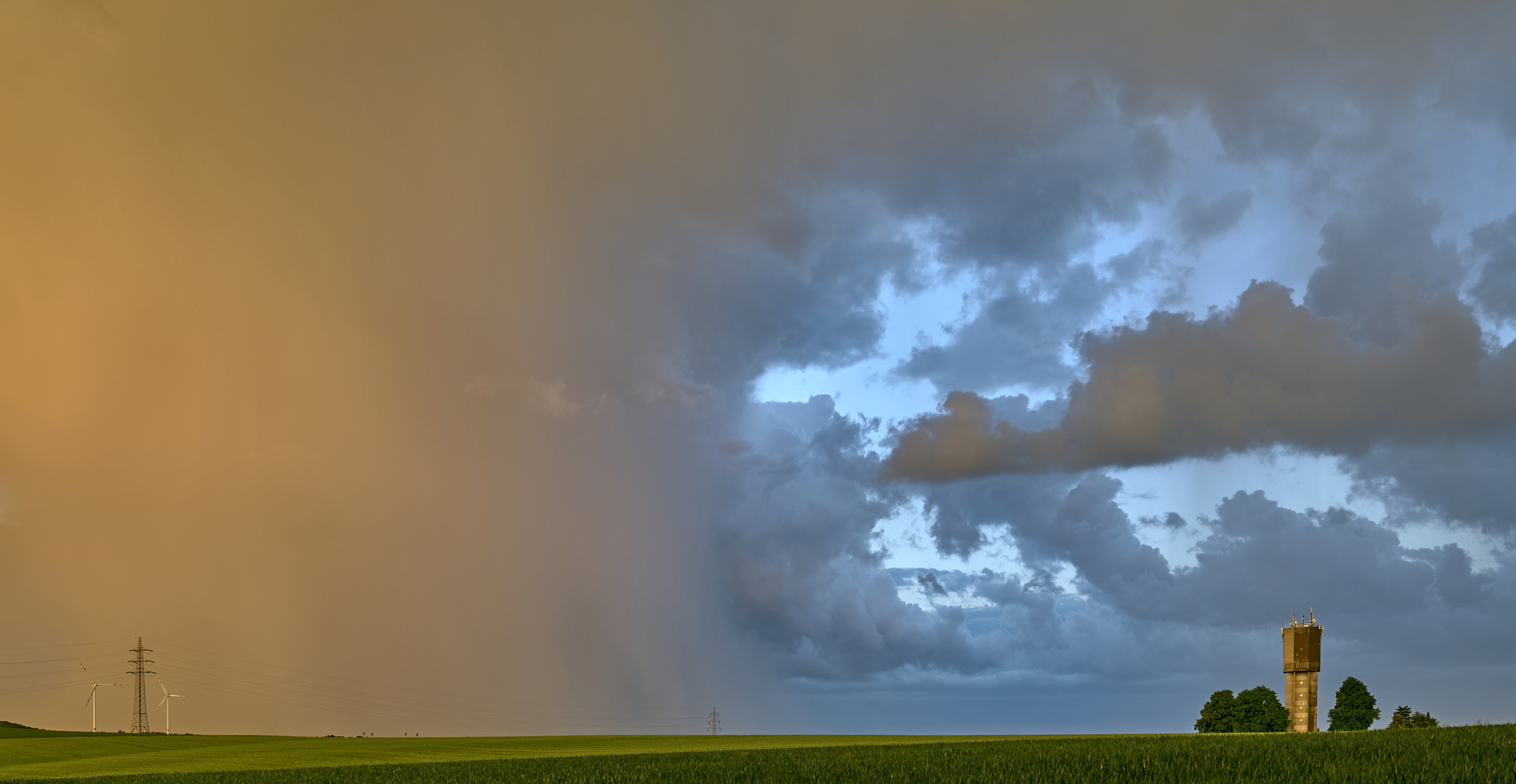 Wetterteilung, links eine Wasserwand, man erkennt sogar die Strukturen vom Regen.