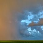 Wetterteilung, links eine Wasserwand, man erkennt sogar die Strukturen vom Regen.