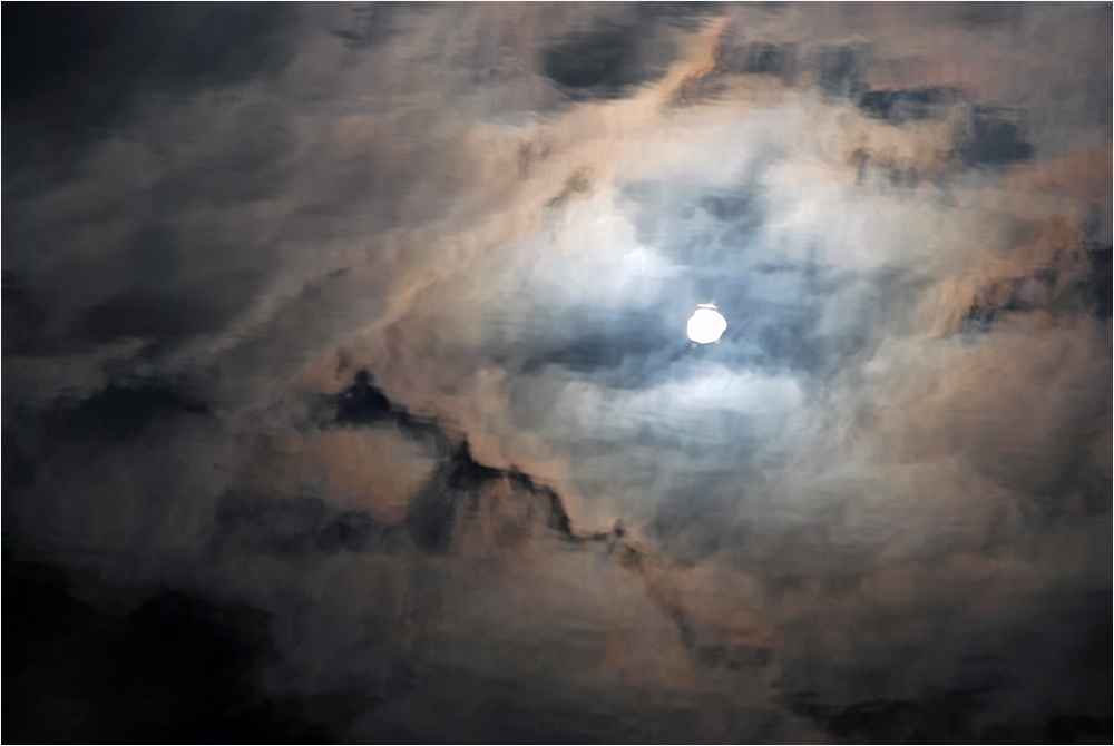 Wetterwechsel als Spiegelung im Moorsee