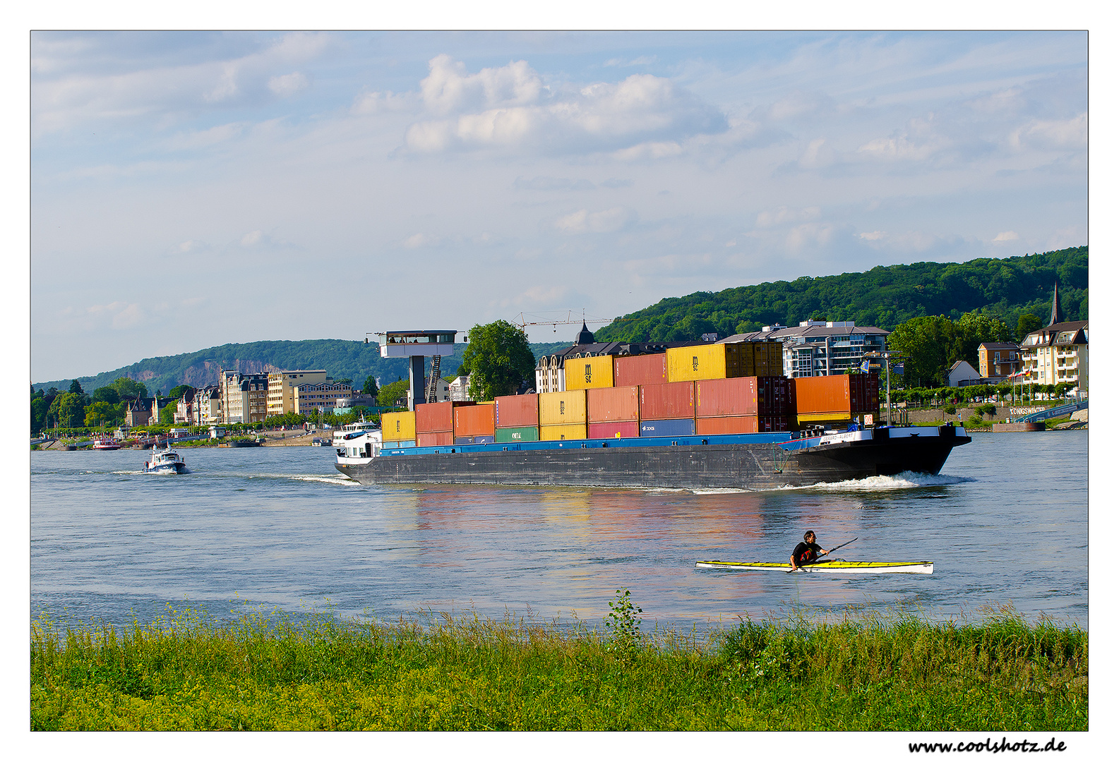 Wettrennen Kanut vs Frachtschiff