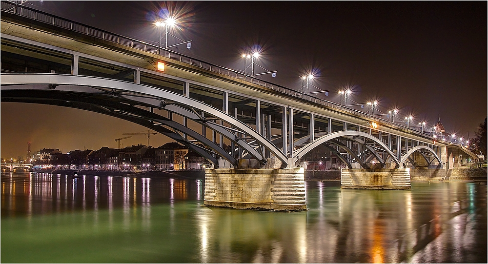 Wettsteinbrücke bei Nacht