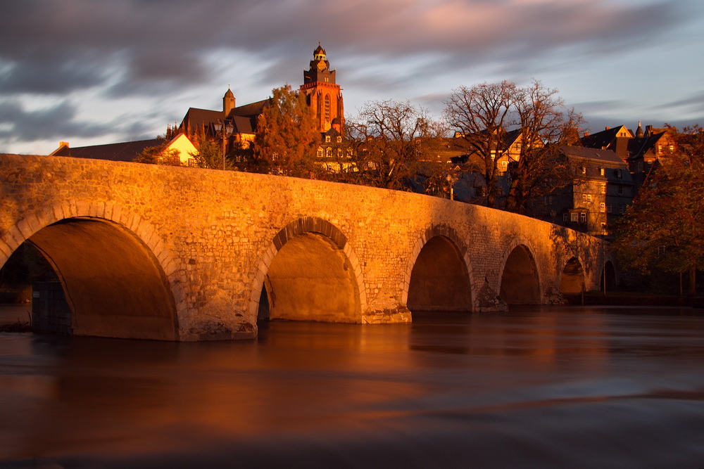 Wetzlar, Lahnbrücke mit Dom im Abendlicht