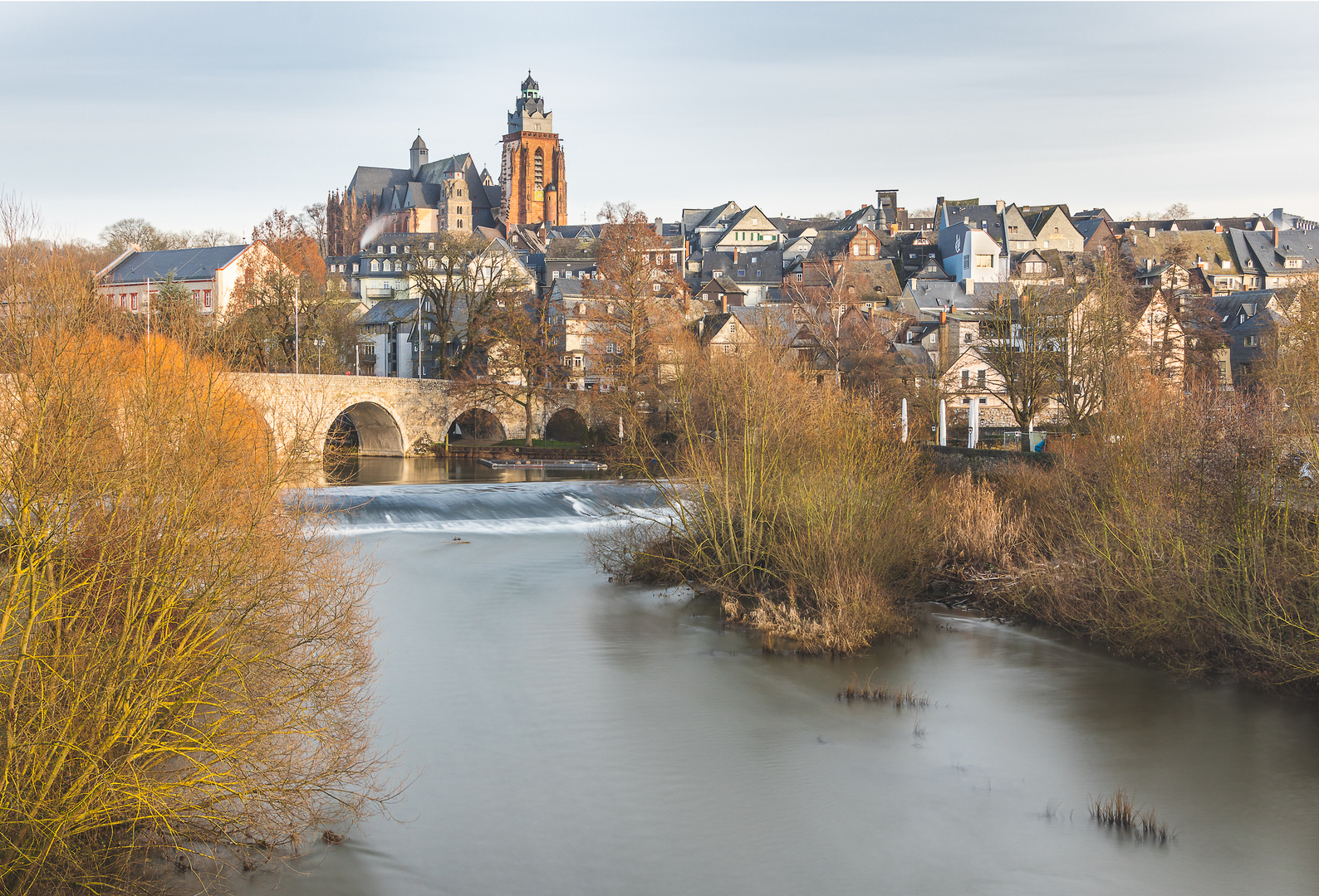 Wetzlar mit Blick auf die Lahn, die alte Lahnbrücke und den Dom