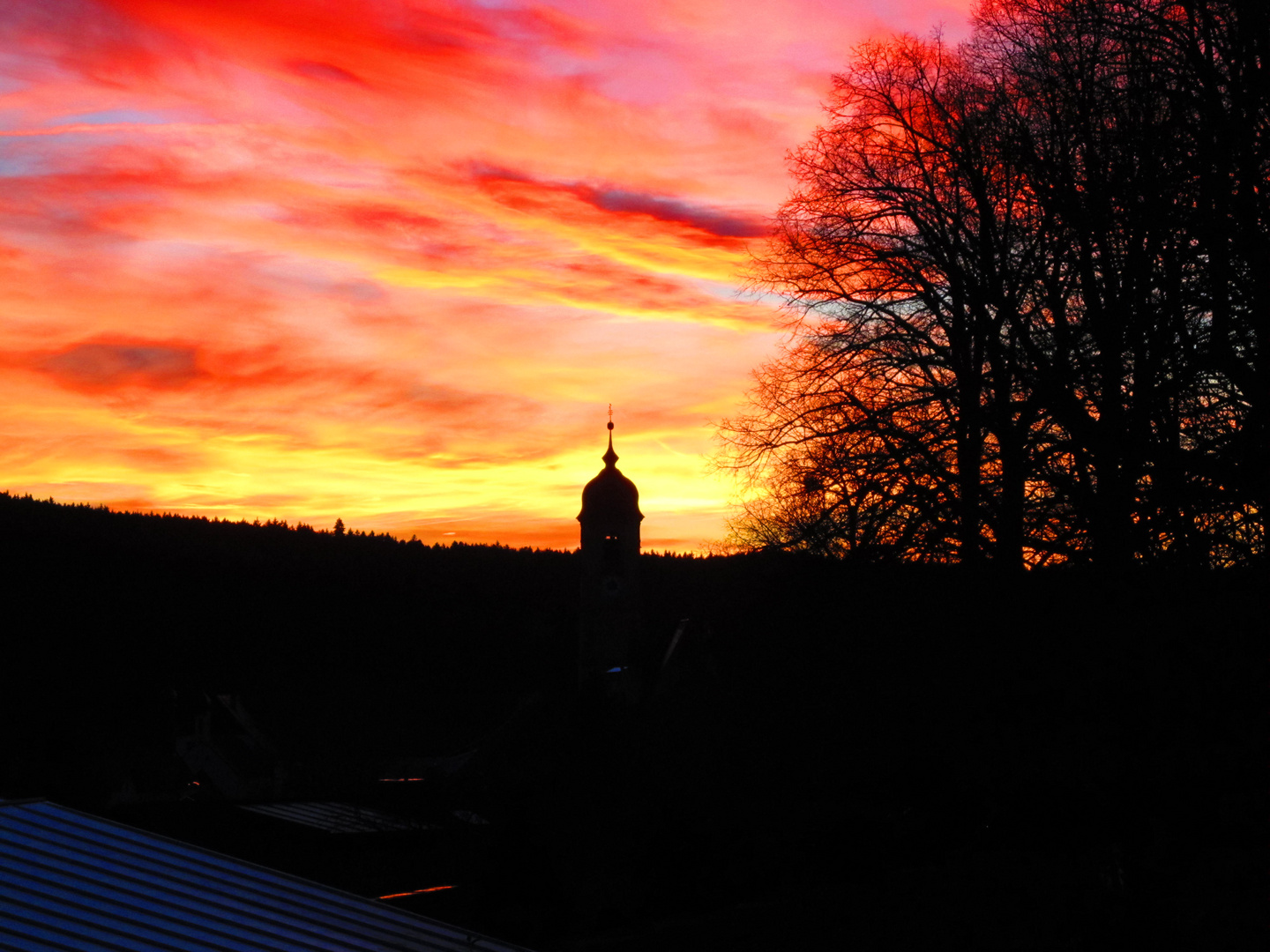 Weyarner Kirche im Sonnenuntergang