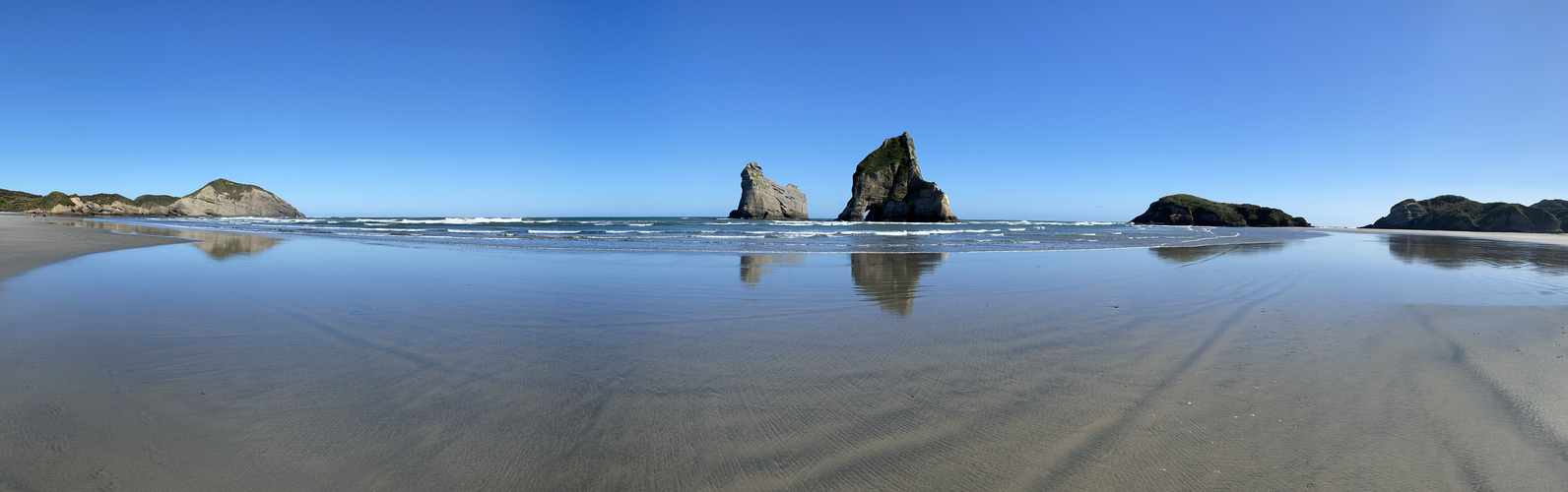 Wharariki Beach/Archway Islands