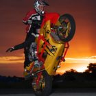 wheelie im Sonnenuntergang