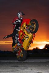 wheelie im Sonnenuntergang