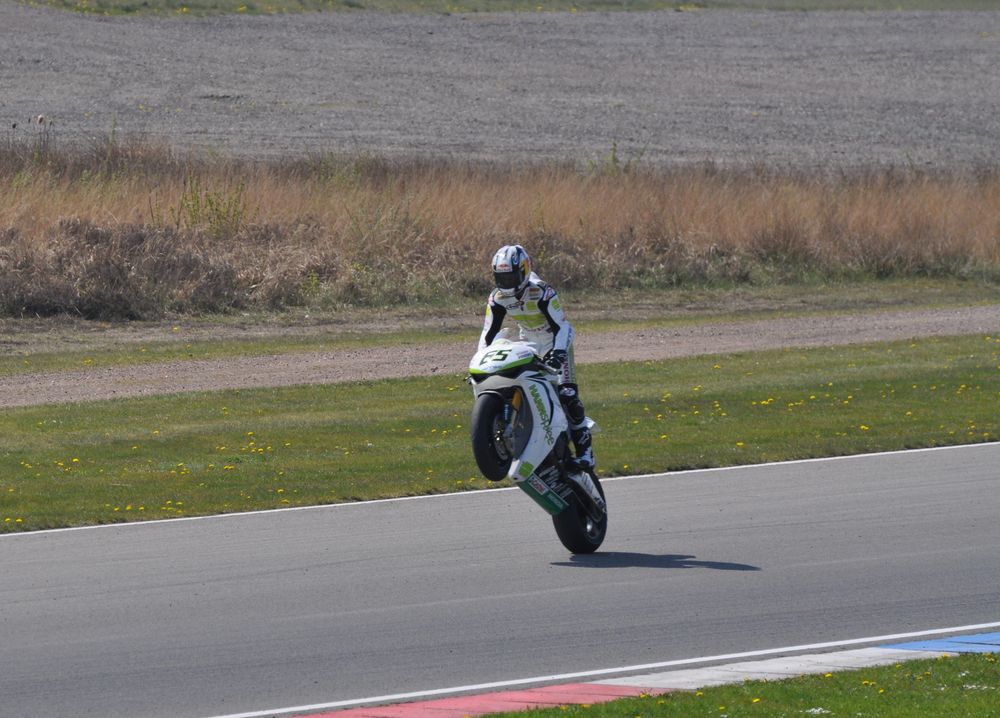 Wheeliiieee... Jonathan Rea bei Tempo 150.. ;-)