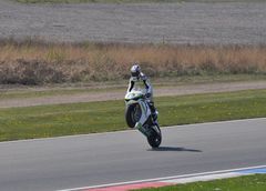 Wheeliiieee... Jonathan Rea bei Tempo 150.. ;-)