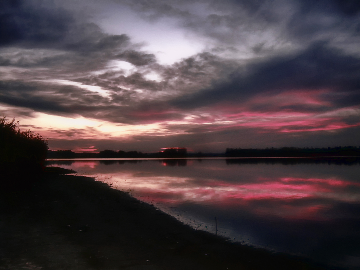 When night falls on the lake ...