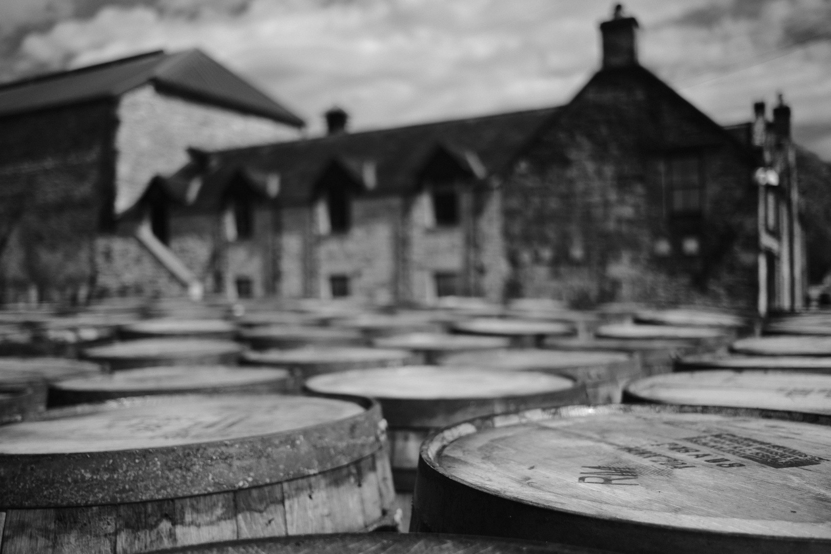 Whiskyfässer bei Dalmor Distillery