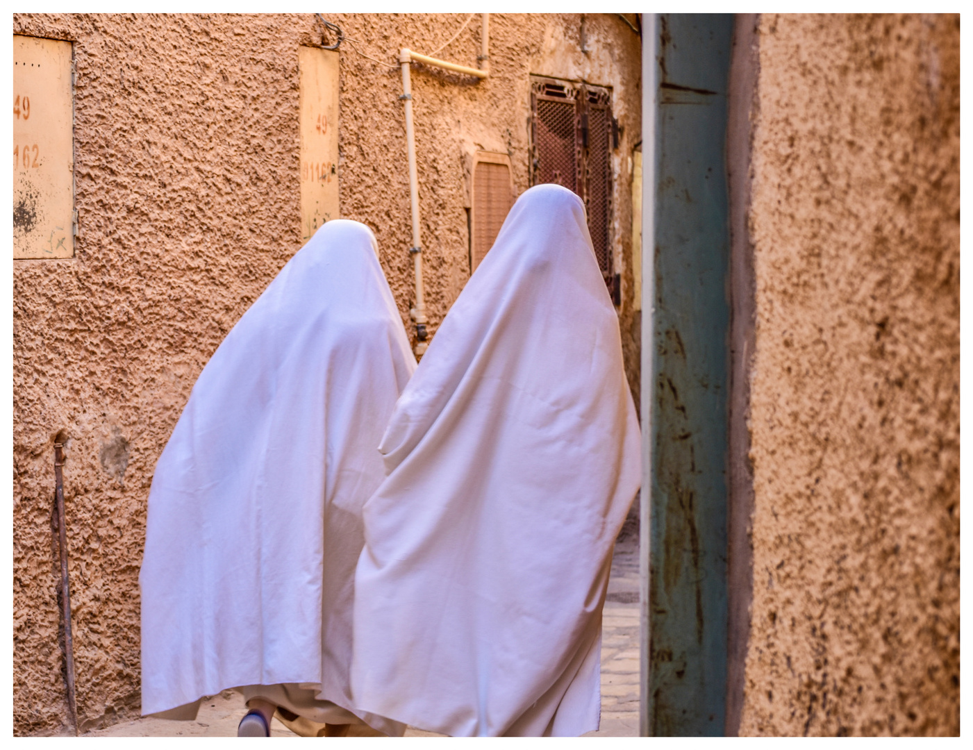 white shadows slide silently through the alleys of Ghardaia