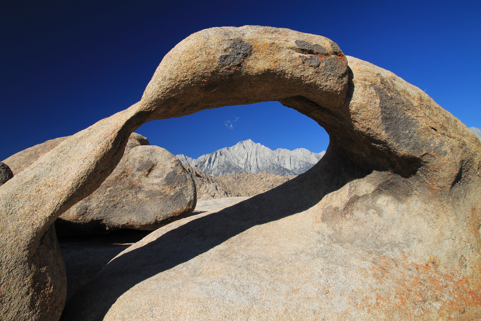 Whitney Portal Arch in den Alabama Hills mit Mount Whitney