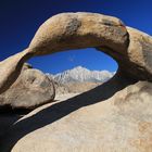 Whitney Portal Arch in den Alabama Hills mit Mount Whitney