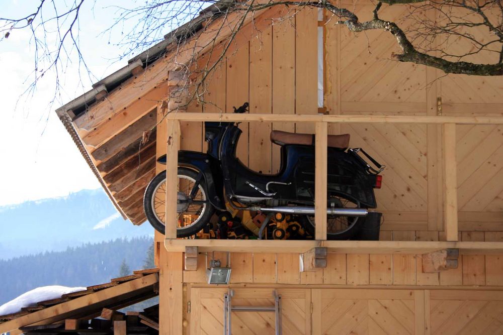 Wia kimmt dös Mofa auf den Balkon ?