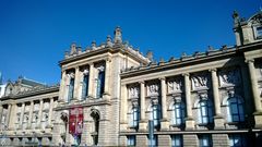 Wichtiges Gebäude unter blauem Himmel