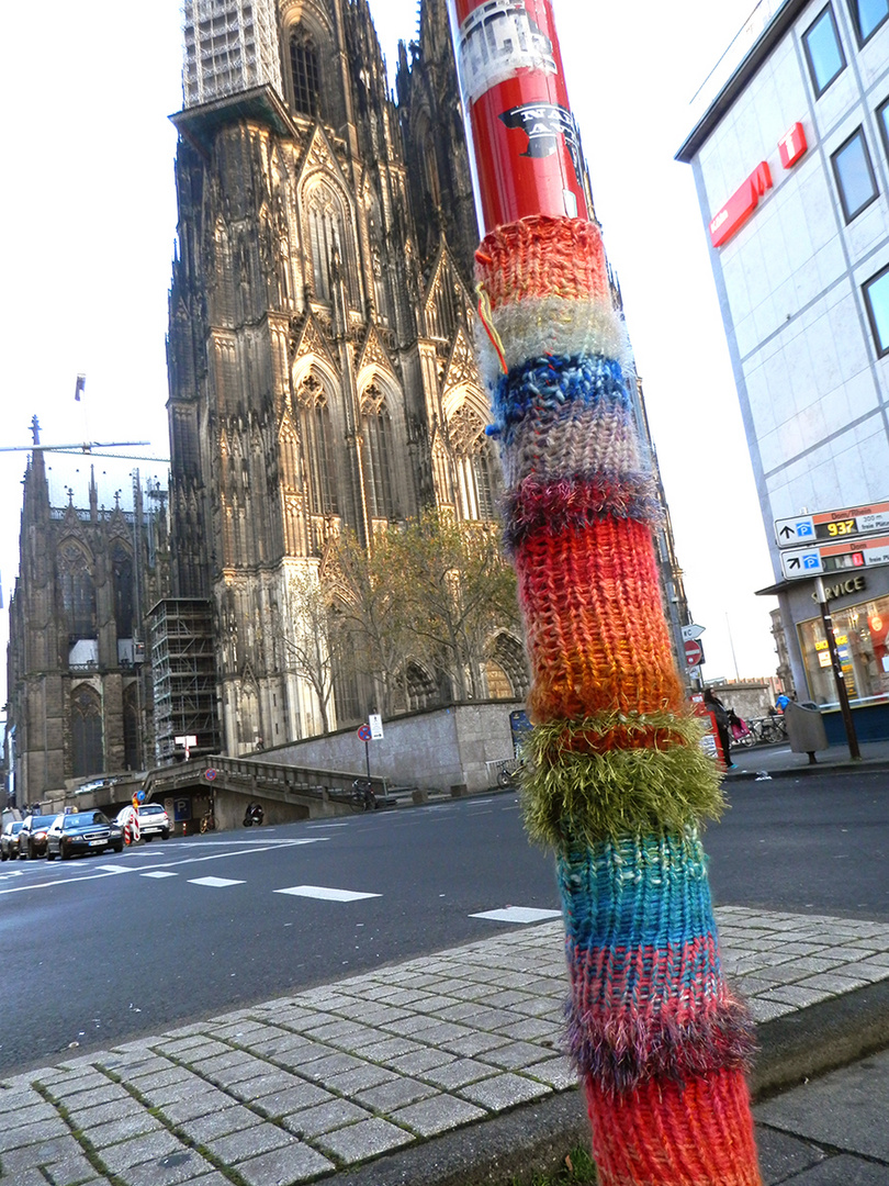 Wider so´n Gestrickter vor´m Kölner Dom :-)