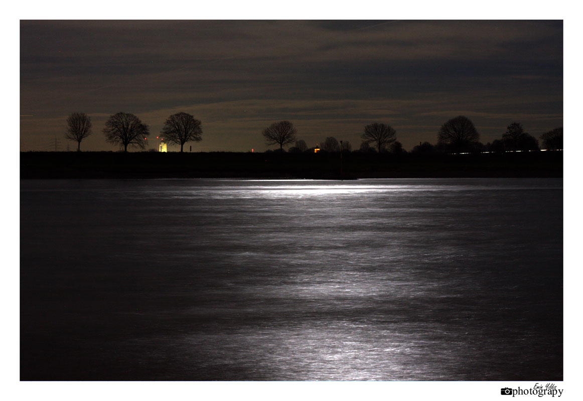 Widerspiegelung des Mondes im Wasser