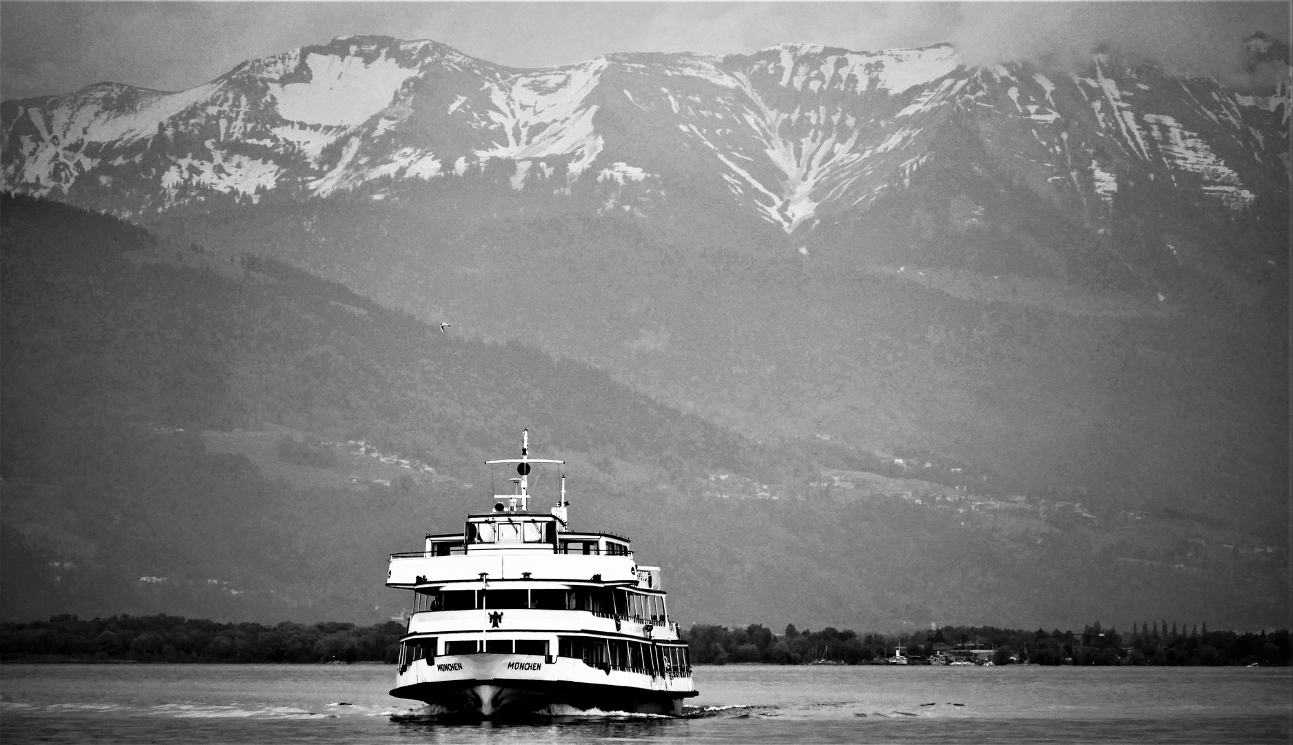 wie auf einer alten Postkarte - MS München mit schneebedeckten Bergen der Schweizer Alpen