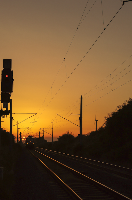 Wie aus dem Nichts - die Bahn kommt...