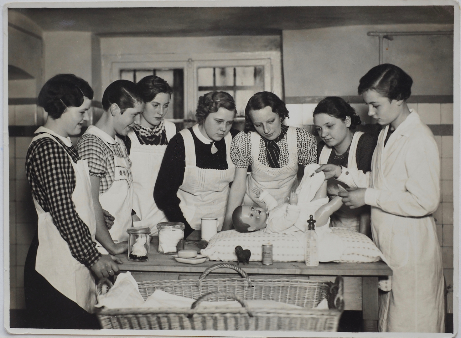 Wie Dazumal-1937 in der Haushaltungsschule. 