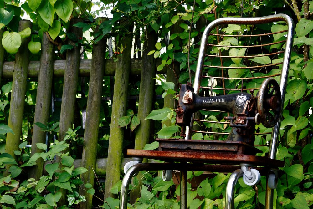 Wie Dazumal - als Oma noch im Garten nähte