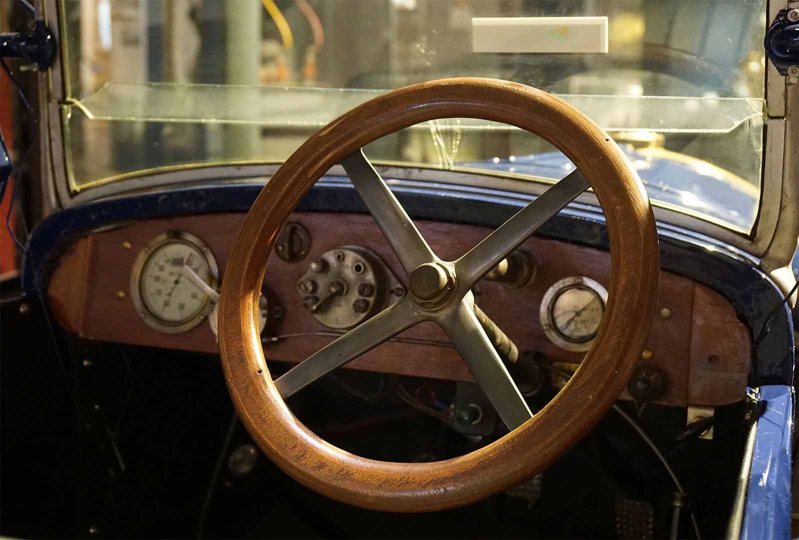 Wie dazumal: Cockpit eines Autos