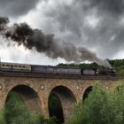 Wie Dazumal dampft der Zug über den Viadukt....