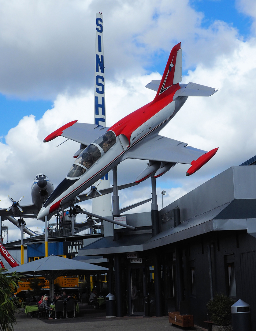 Wie dazumal ... das Flugzeug ist ein Museumsstück....