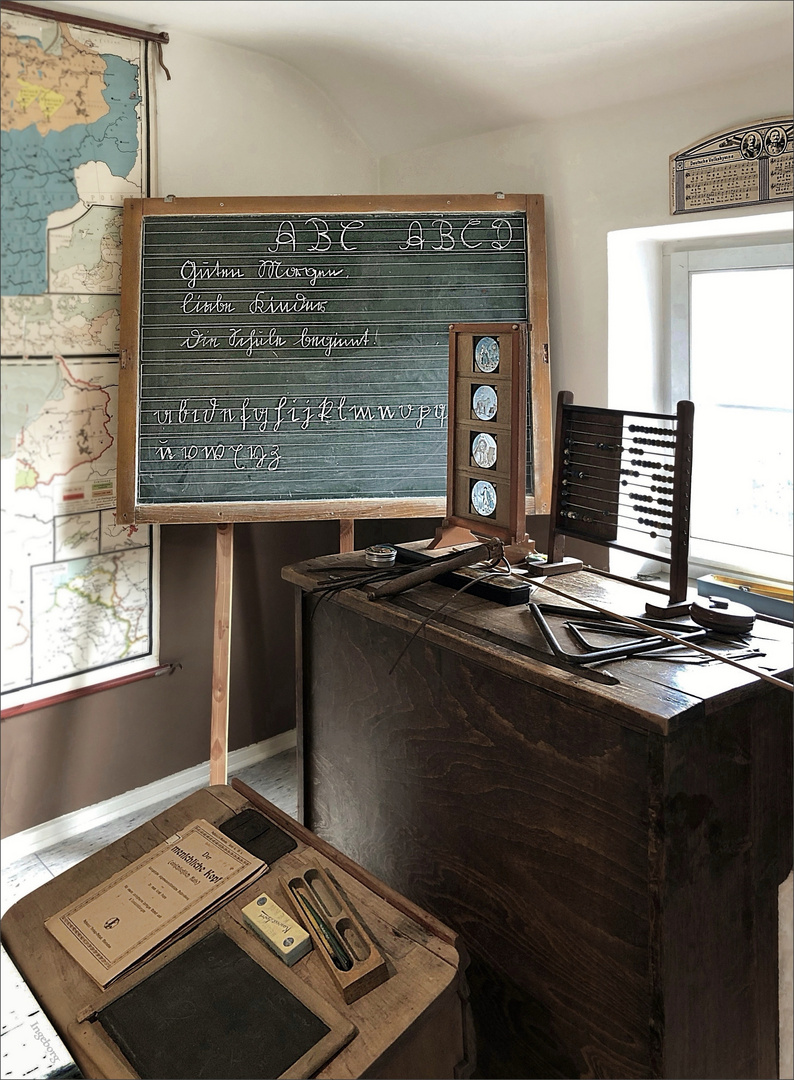 # wie dazumal: ein Lehrerpult mit „Anschauungsmaterial" #