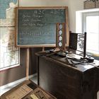 # wie dazumal: ein Lehrerpult mit „Anschauungsmaterial" #