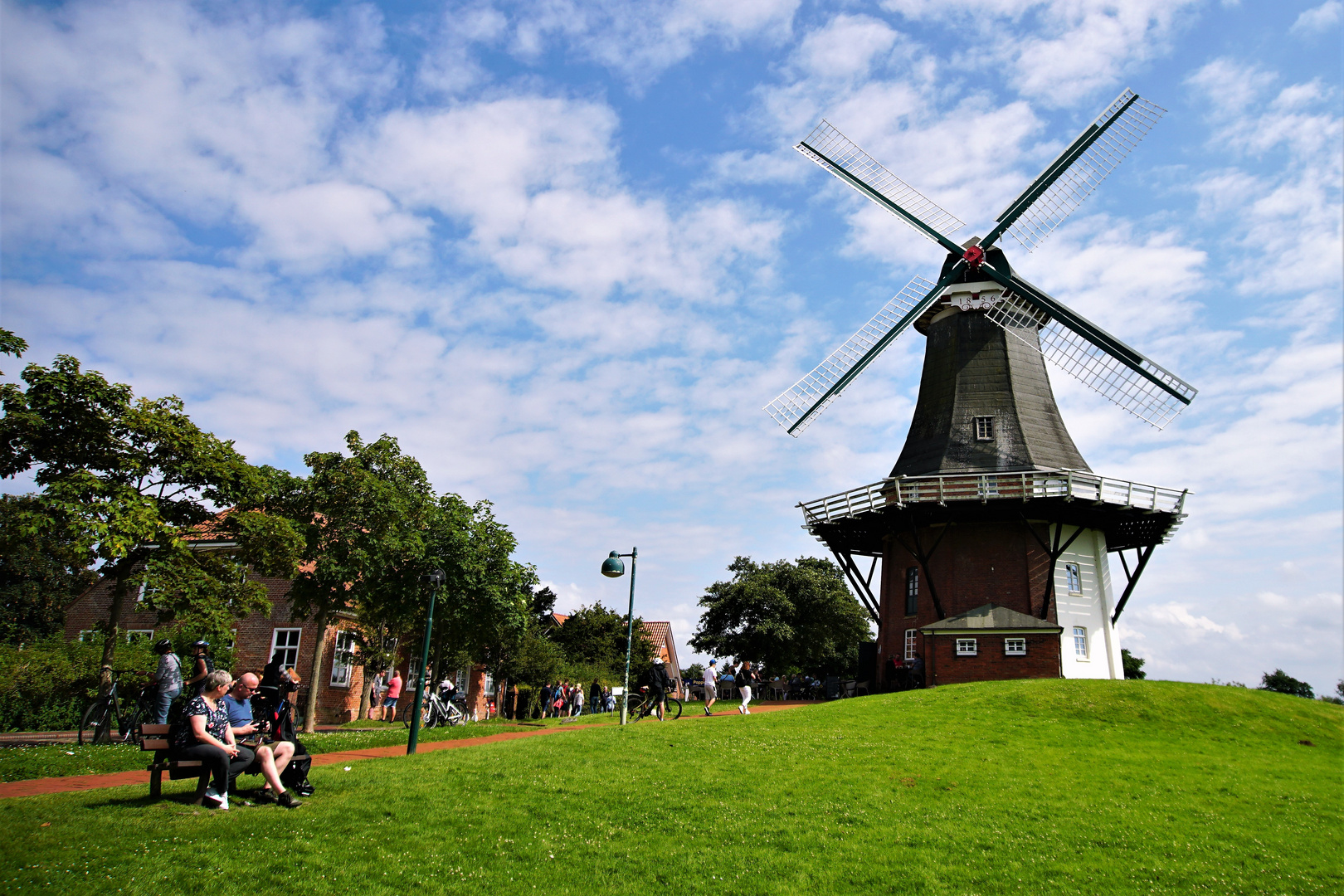 Wie Dazumal - Eine der Zwillingsmühlen in Greetsiel